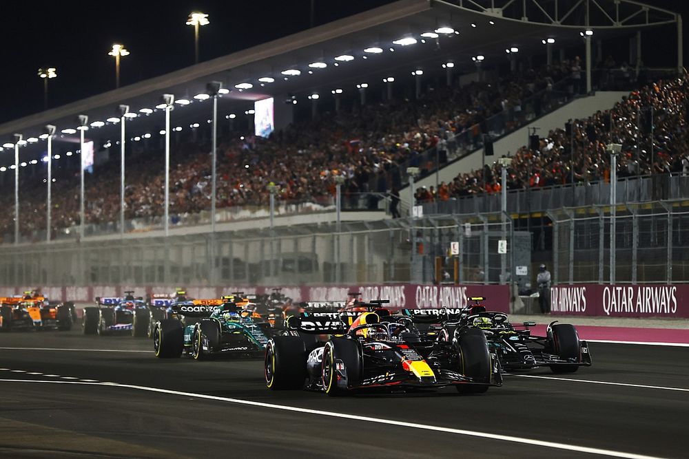 Max Verstappen, Red Bull Racing RB19, Lewis Hamilton, Mercedes F1 W14, Fernando Alonso, Aston Martin AMR23, Charles Leclerc, Ferrari SF-23, el resto de la parrilla en la salida.