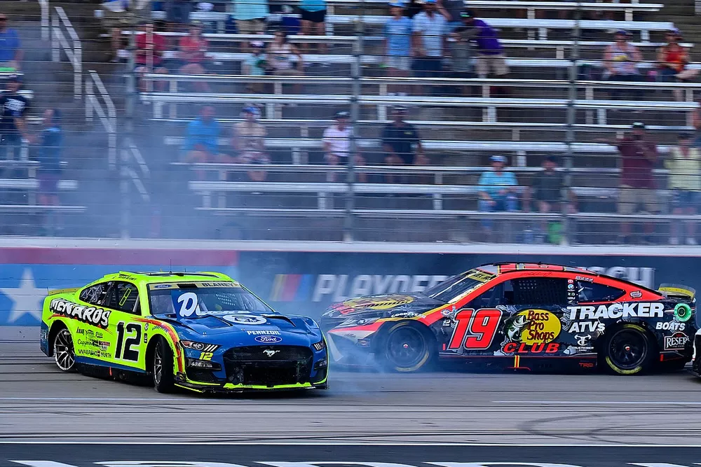 Ryan Blaney, Team Penske, Menards/Dutch Boy Ford Mustang and Martin Truex Jr, Joe Gibbs Racing, Bass Pro Shops Toyota Camry