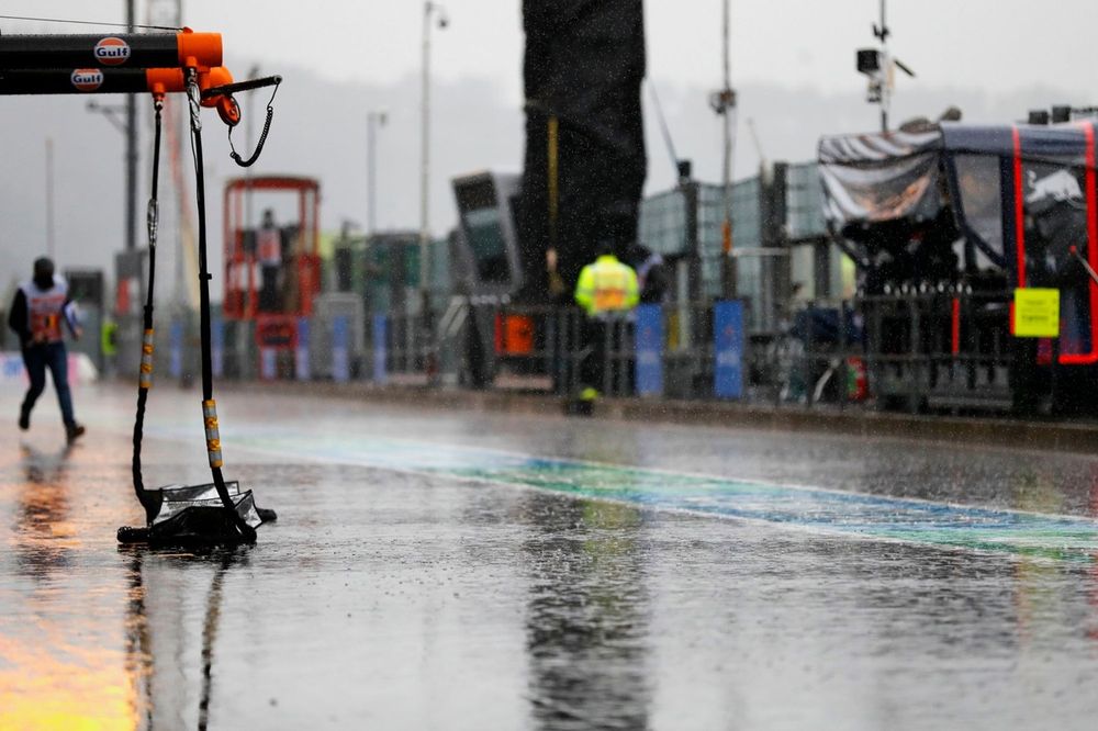 A chuva encharca os boxes