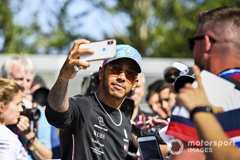 Lewis Hamilton, Mercedes AMG F1 poses for a selfie with a fan