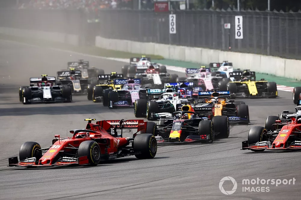 Charles Leclerc, Ferrari SF90, devant Sebastian Vettel, Ferrari SF90, Lewis Hamilton, Mercedes AMG F1 W10, Max Verstappen, Red Bull Racing RB15, Carlos Sainz Jr., McLaren MCL34, et le reste du peloton au d&eacute;part