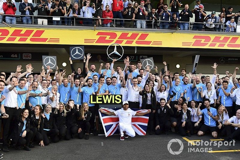 Lewis Hamilton, Mercedes AMG F1 celebra con el equipo