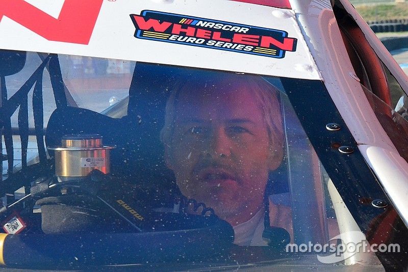 Jacques Villeneuve probando un Ford Mustang