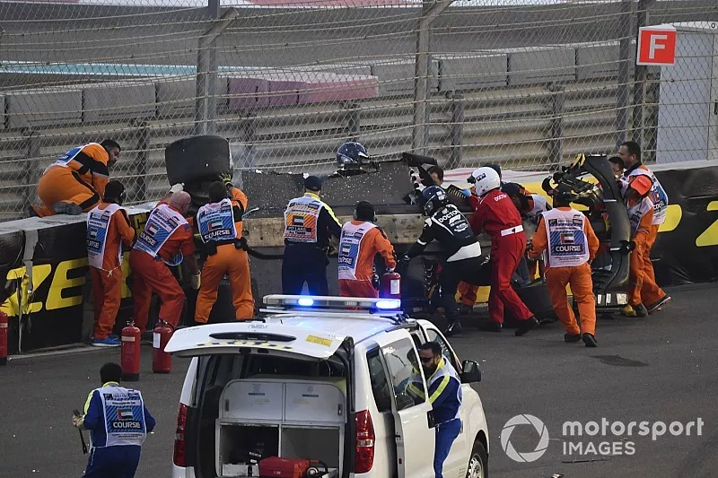 Los m&eacute;dicos y oficiales asisten a Nico Hulkenberg, Renault Sport F1 Team R.S. 18 que se estrell&oacute; y volc&oacute; en la primera vuelta