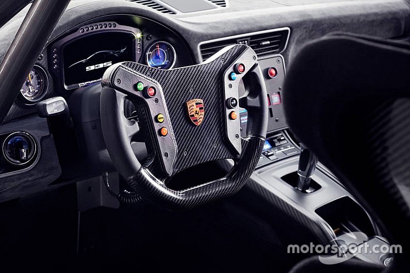 Porsche не відмовиться від керма, педалей і механічної коробки