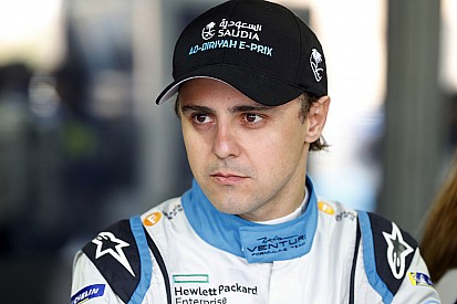 Több büntetéssel és egy 17. hellyel ért véget Massa első Formula E-versenye