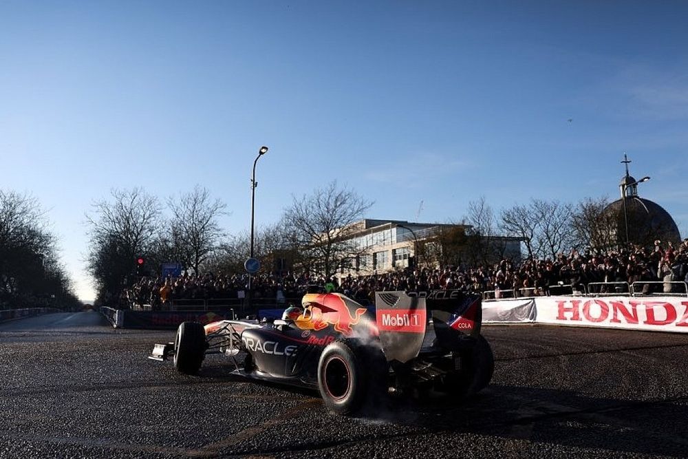 Pérez hace trompos en Milton Keynes