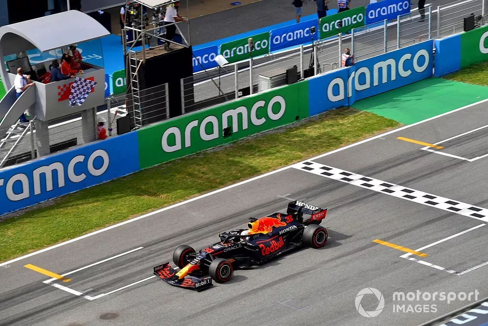 Max Verstappen, Red Bull Racing RB16B, segunda posición, cruza la bandera a cuadros