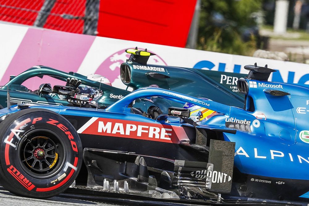 Fernando Alonso, Alpine A521, Sebastian Vettel, Aston Martin AMR21