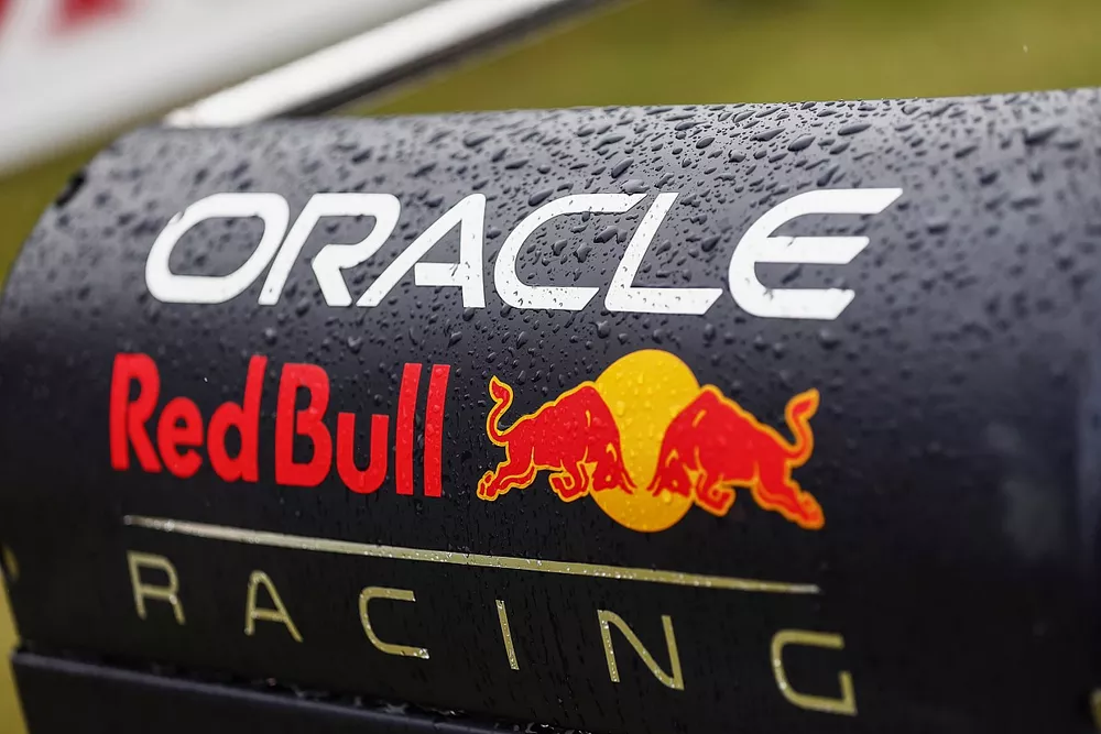 Gotas de lluvia en el equipo de boxes de Red Bull