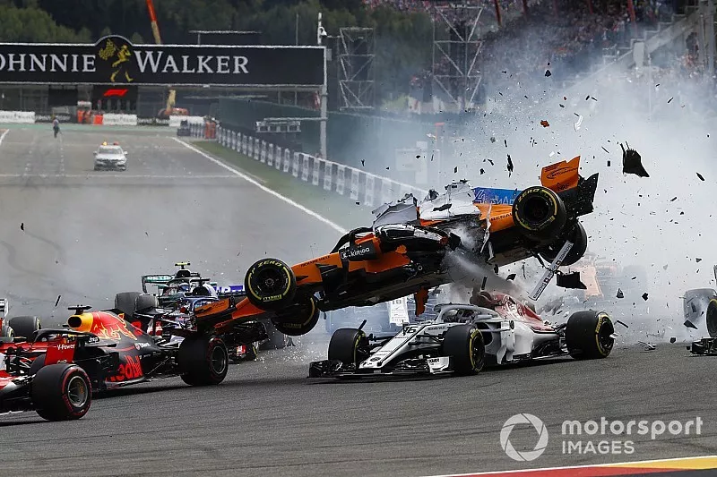 Fernando Alonso, McLaren MCL33, crash met Charles Leclerc, Sauber C37, en Nico Hulkenberg, Renault Sport F1 Team R.S. 18