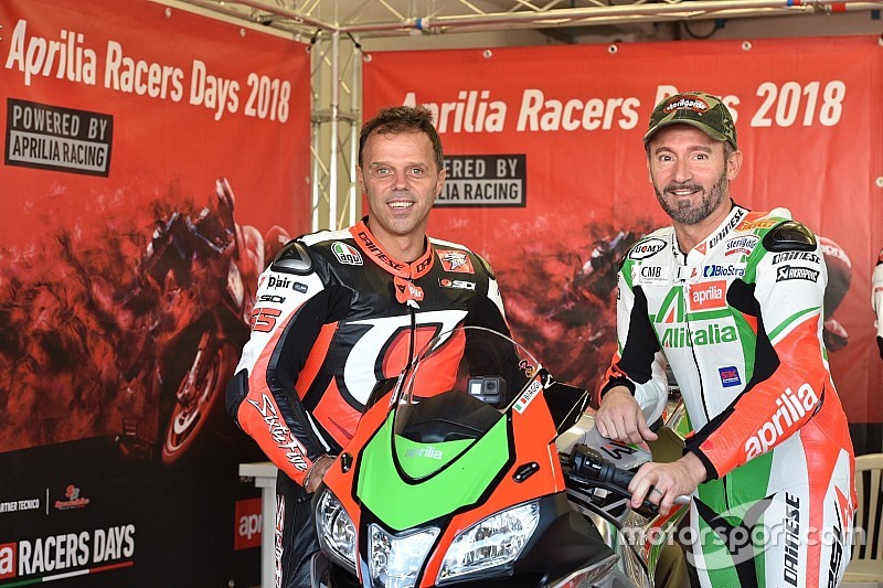Biaggi e Capirossi tornano in pista insieme al Mugello sulle RSV4 dell'Aprilia