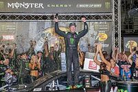 Kurt Busch contiene a Kyle Larson y gana en Bristol