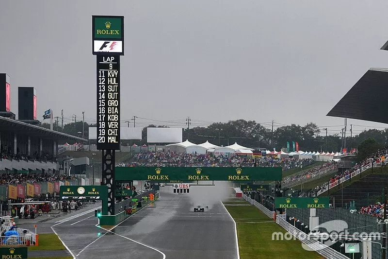 Nico Rosberg, Mercedes AMG F1 W05 devant Lewis Hamilton, Mercedes AMG F1 W05 au d&eacute;part