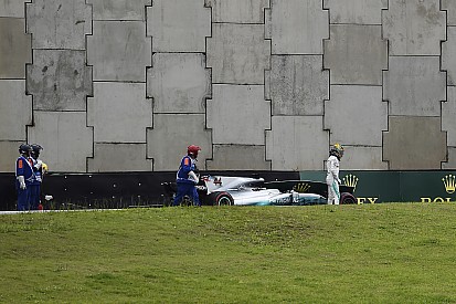 Video: Hamilton'ın sıralama turlarında yaptığı kaza