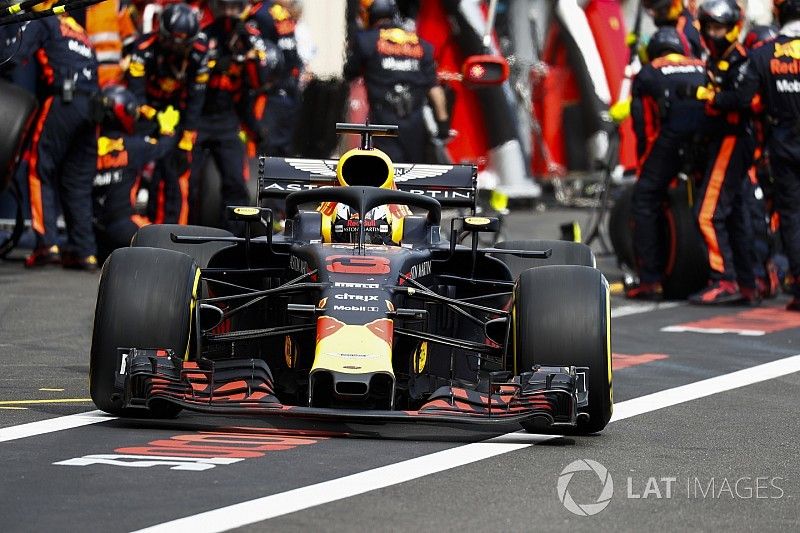 Daniel Ricciardo, Red Bull Racing RB14, lascia i box dopo una sosta