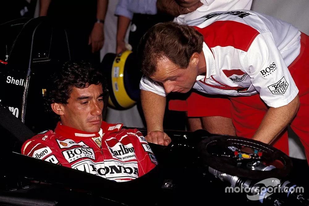 Ayrton Senna, McLaren confiere con Josef Leberer, McLaren Fisioterapeuta