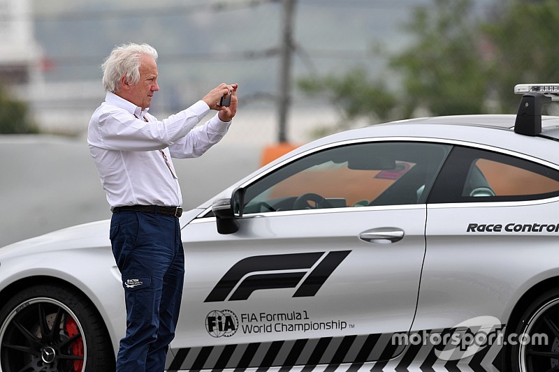 Escuderías y pilotos rinden homenaje a Charlie Whiting