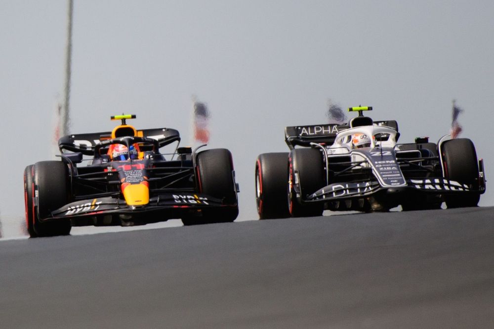 Sergio Pérez, Red Bull Racing RB18, Yuki Tsunoda, AlphaTauri AT03