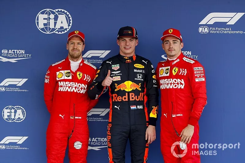 Sebastian Vettel, Ferrari, le poleman Max Verstappen, Red Bull Racing et Charles Leclerc, Ferrari, dans le Parc Fermé