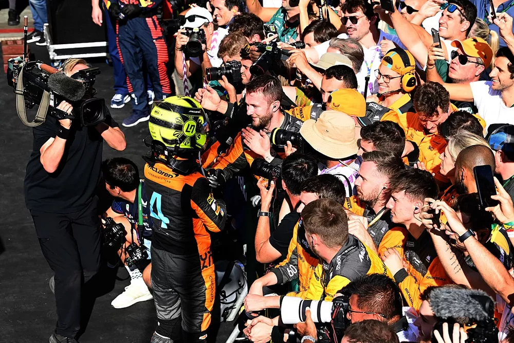 Lando Norris, McLaren, 2&ordf; posi&ccedil;&atilde;o, comemora com sua equipe na chegada ao Parc Ferme
