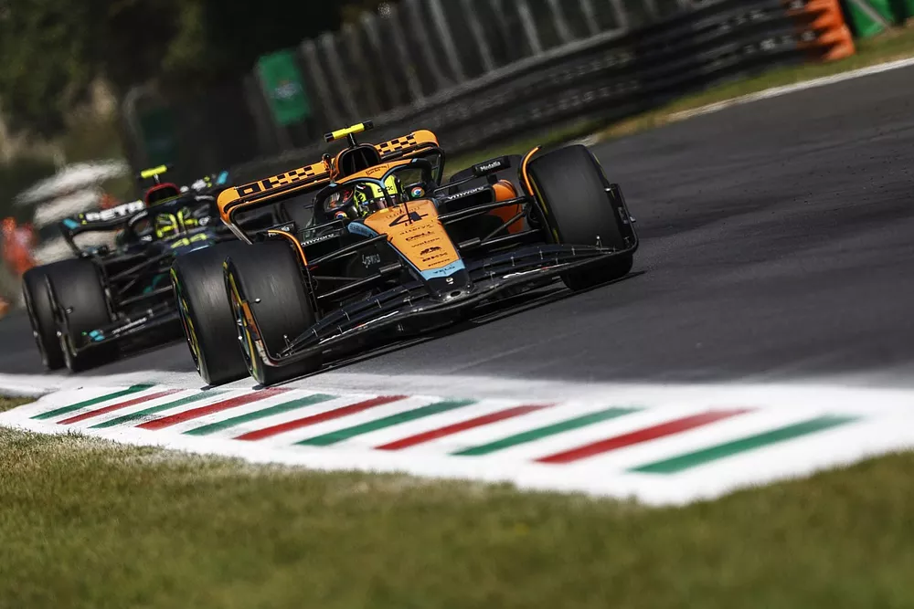 Lando Norris, McLaren MCL60, Lewis Hamilton, Mercedes F1 W14