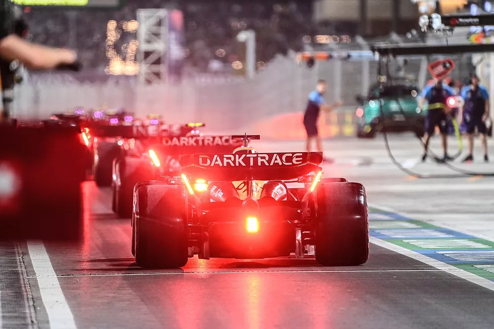 Oscar Piastri, McLaren MCL60, nos boxes
