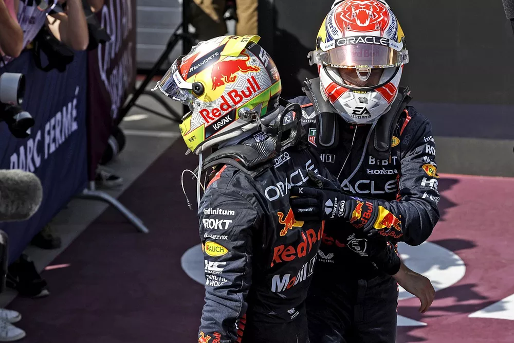 Sergio Perez, Red Bull Racing, 3e positie, Max Verstappen, Red Bull Racing, 1e positie, feliciteren elkaar in Parc Ferme