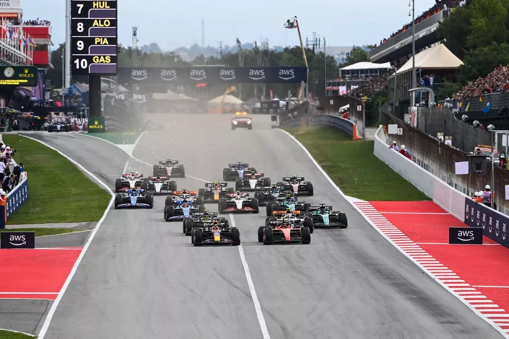 Max Verstappen, Red Bull Racing RB19, Carlos Sainz, Ferrari SF-23, Lewis Hamilton, Mercedes F1 W14, Lance Stroll, Aston Martin AMR23, Lando Norris, McLaren MCL60, et le reste de la grille au d&eacute;part