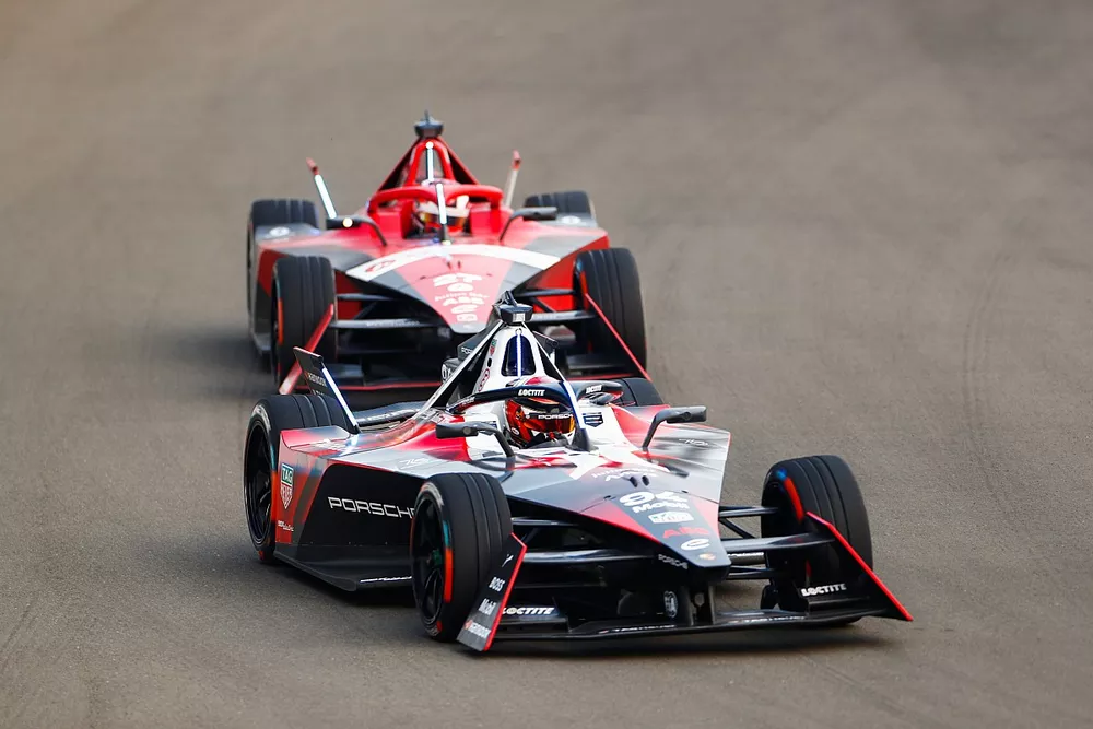 Pascal Wehrlein, TAG Heuer Porsche Formula E Team, Porsche 99X Electric Gen3 leads Jake Dennis, Avalanche Andretti Formula E, Porsche 99 X Electric Gen3