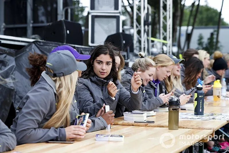 Jamie Chadwick en la sesi&oacute;n de aut&oacute;grafos de las pilotos