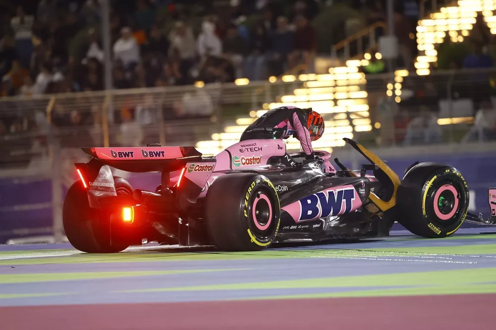 Esteban Ocon, Alpine A524, puts his steering wheel back into his car