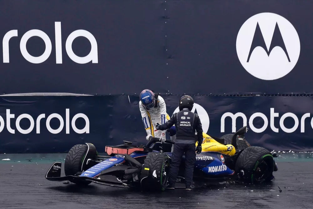Alex Albon, Williams FW46, stapt uit de auto na een crash tijdens de kwalificatie 