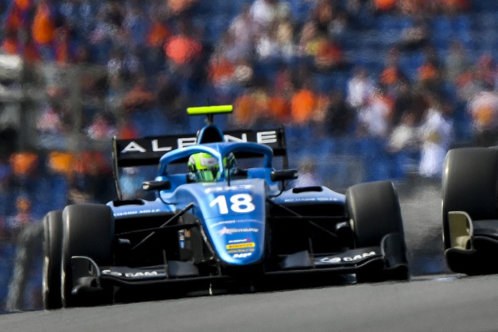 Logan Sargeant, Charouz Racing System, leads Caio Collet, MP Motorsport