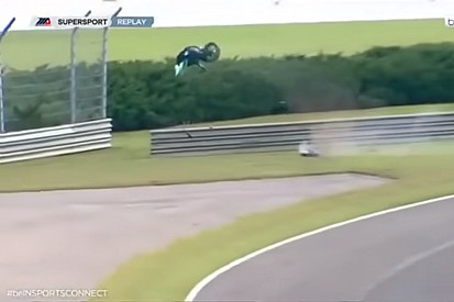 VÍDEO: Acidente brutal despedaça motos e fere pilotos nos EUA