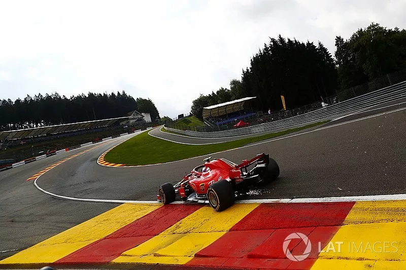 Kimi Raikkonen, Ferrari SF71H, fait des &eacute;tincelles