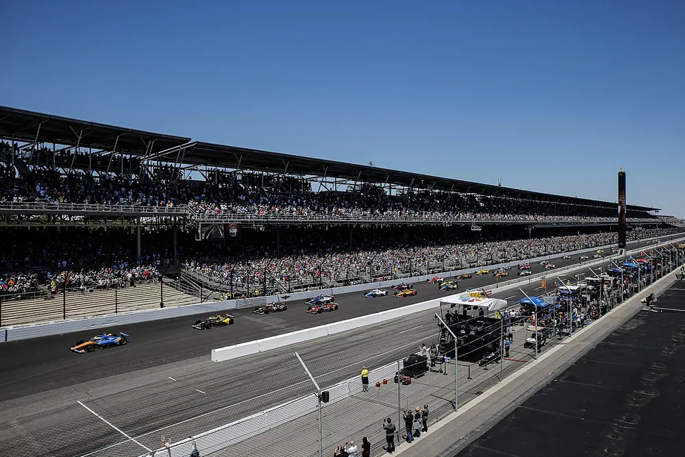 Scott Dixon, Chip Ganassi Racing Honda leads the field to the green flag
