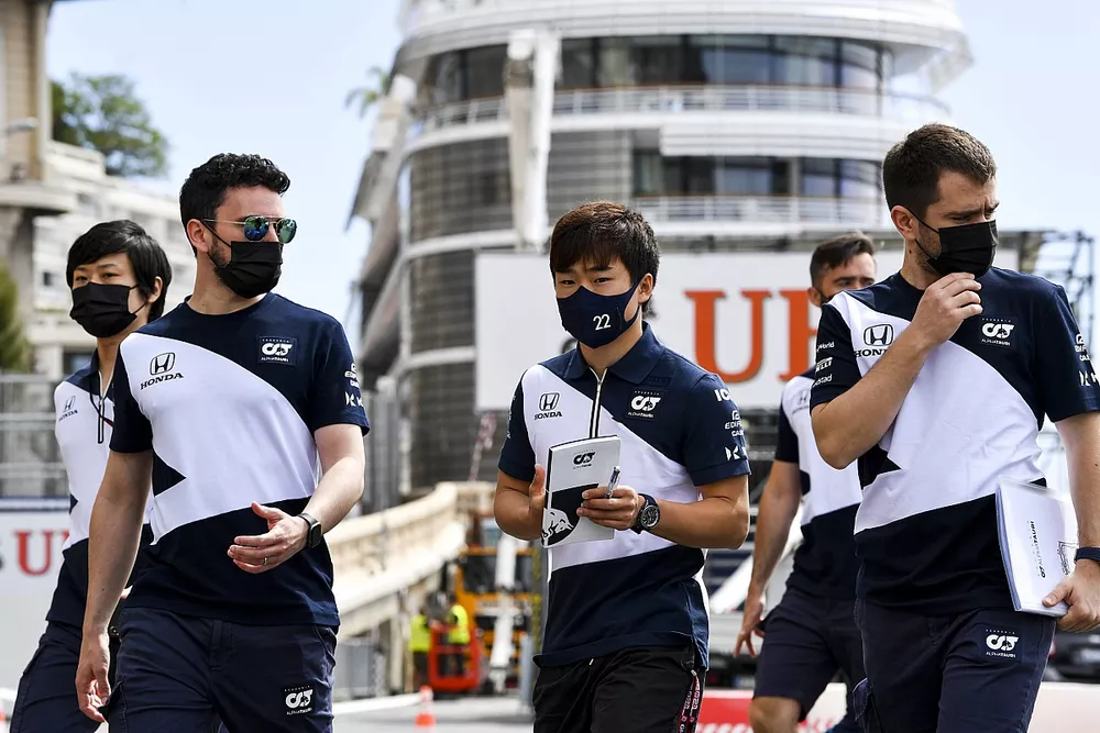 Yuki Tsunoda, AlphaTauri, tijdens de track walk