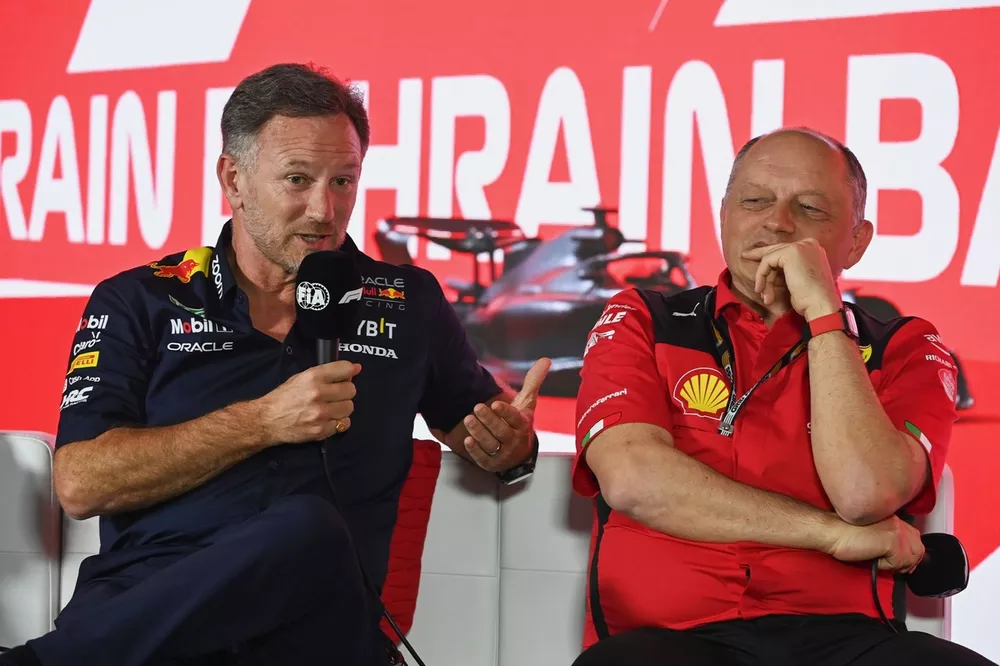 Christian Horner, director de equipo de Red Bull Racing, Frederic Vasseur, director de equipo y director general de la Scuderia Ferrari, en rueda de prensa.