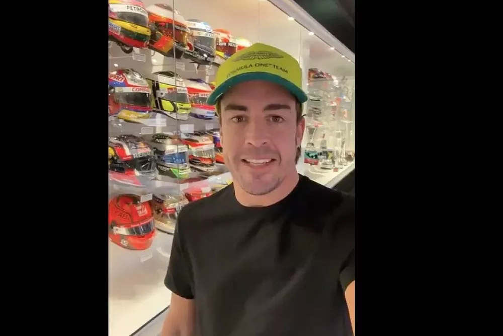 Alonso saluda como piloto de Aston Martin