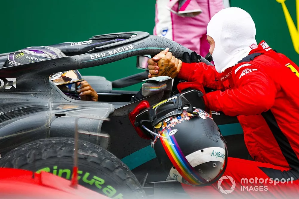 Il vincitore della gara Lewis Hamilton, Mercedes F1 W11 con Sebastian Vettel, Ferrari

