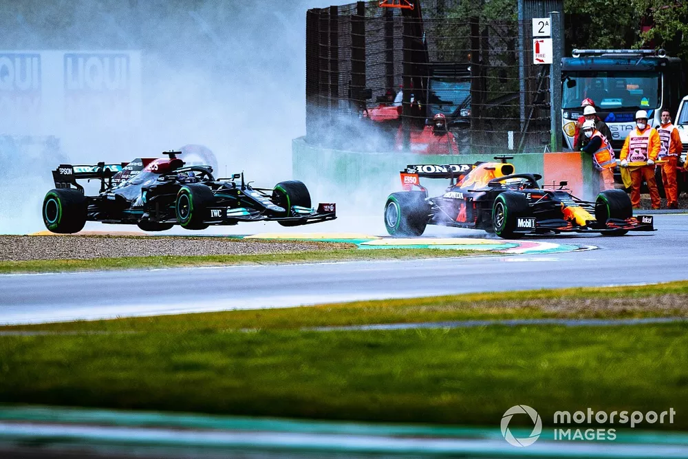 Max Verstappen, Red Bull Racing RB16B, e Lewis Hamilton, Mercedes W12, alla partenza