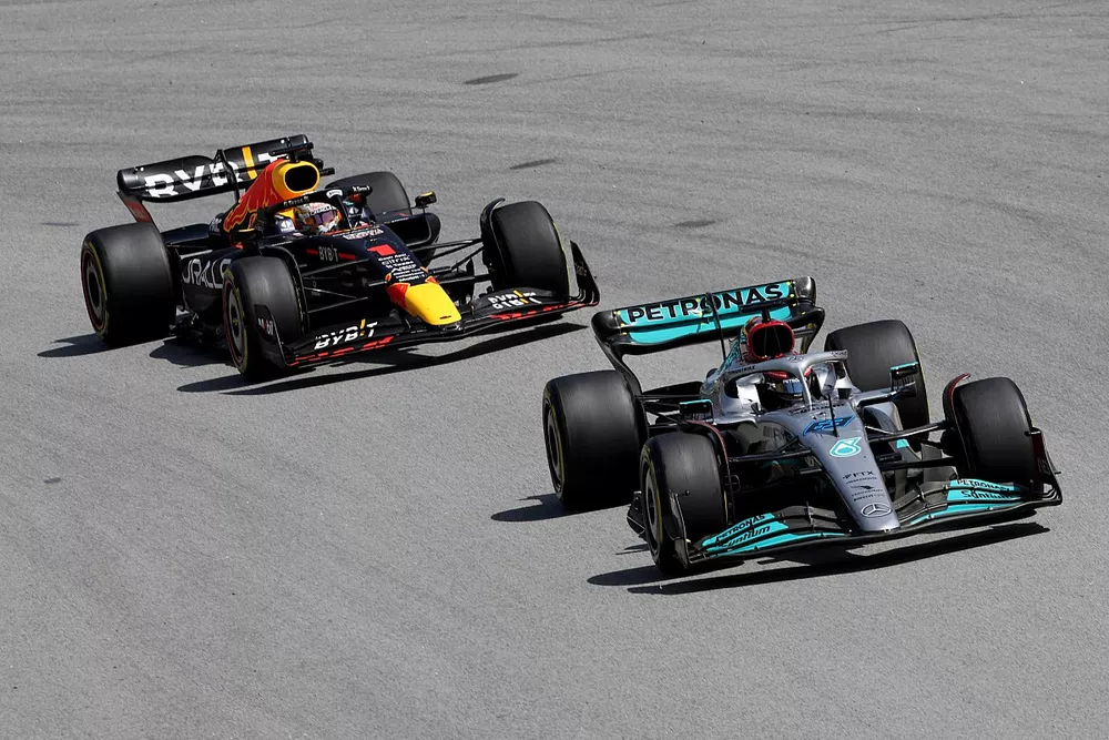 Max Verstappen, Red Bull Racing RB18 y George Russell, Mercedes W13 