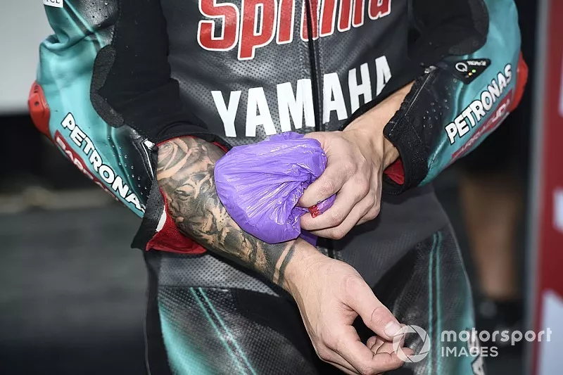 Troisi&egrave;me de la course, Fabio Quartararo, Petronas Yamaha SRT, soulage son bras avec de la glace