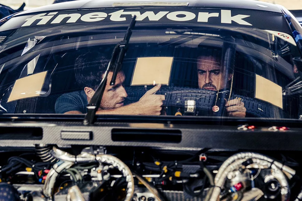 Fernando Alonso prueba el Aston Martin Vantage AMR clase uno