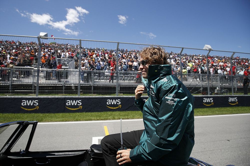 Sebastian Vettel, Aston Martin, en el desfile de pilotos