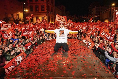 Márquez celebra en Cervera su séptima corona y esquiva las polémicas