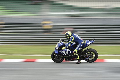 Diburu Marquez, Rossi terjatuh