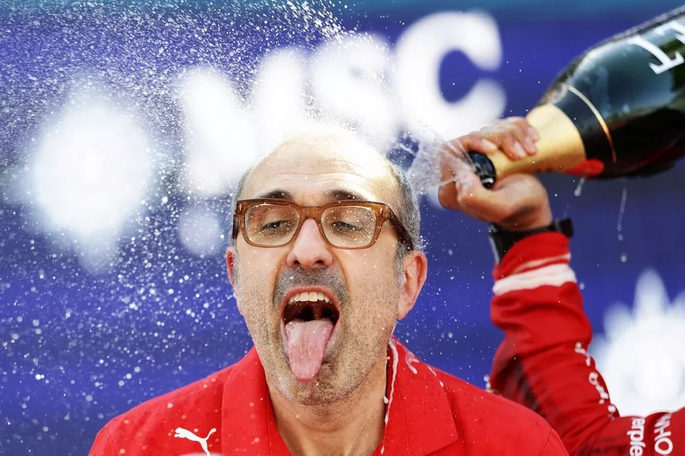 Carlos Santi, ingeniero de carrera de Ferrari, celebra en el podio.