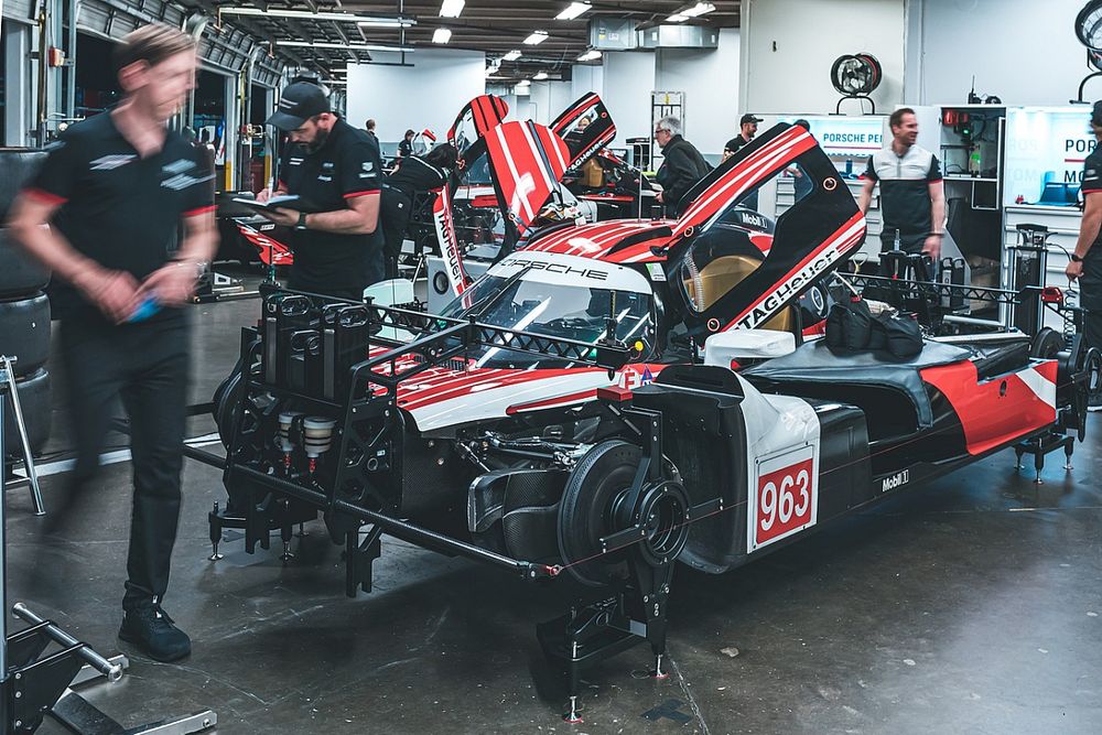 #963 Porsche Penske Motorsport, Porsche 963, GTP: Dane Cameron, Felipe Nasr, Matt Campbell